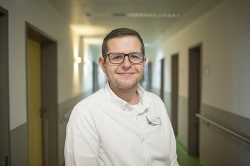 Mitarbeiterportrait Philipp Brunner, Pflegedienstleiter, aufgenommen am Donnerstag, den 08.12.2022 in der Kreisklinik Groß-Gerau.